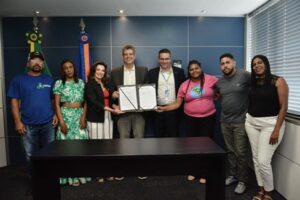 Ao centro: ministro Márcio Macêdo, o vice-presidente de Sustentabilidade e Cidadania da CAIXA, Paulo Rodrigo, e a presidente do Instituto GEA, Ana Maria Luz, além de representantes das cooperativas de catadores do DF