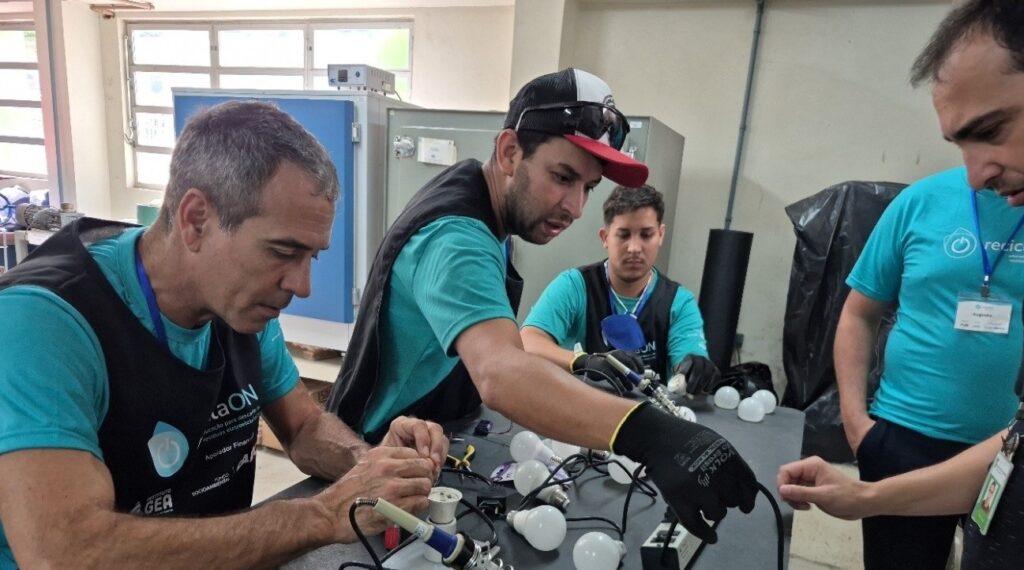 ReciclaON e Instituto Federal de Santa Catarina aplicam oficina inovadora de recuperação de lâmpadas de LED para aumentar a vida útil do produto e gerar impacto na renda dos catadores