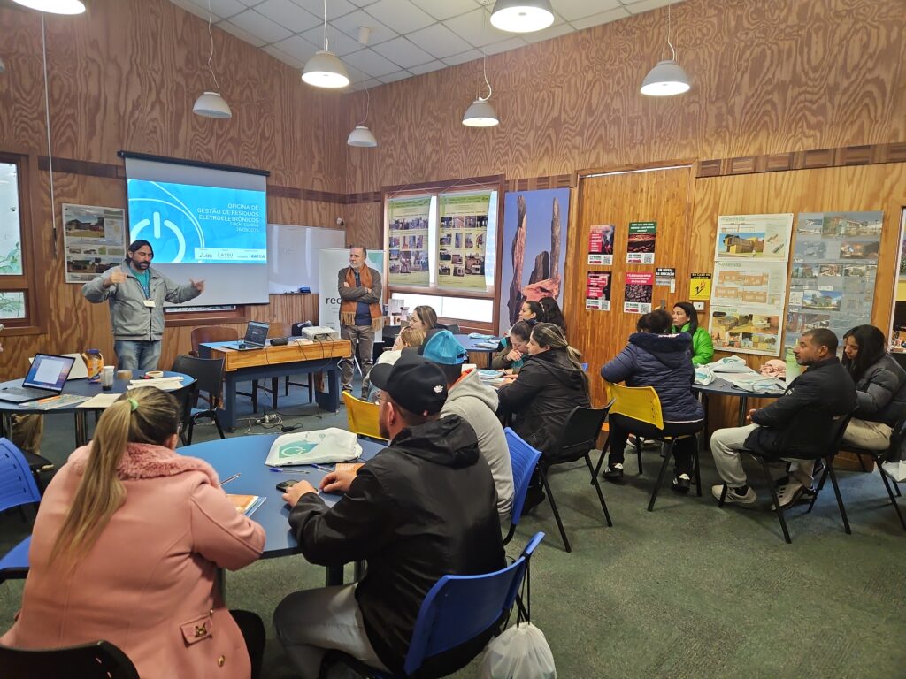 Galeria de fotos do Curso de Gestão de Resíduos Eletroeletrônicos em Cooperativa de Catadores de Curitiba