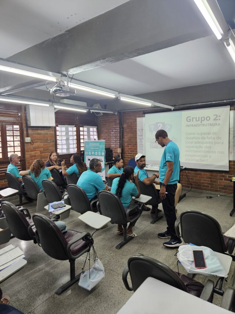 Galeria de fotos do Curso de Gestão de Resíduos Eletroeletrônicos em Cooperativa de Catadores de Recife